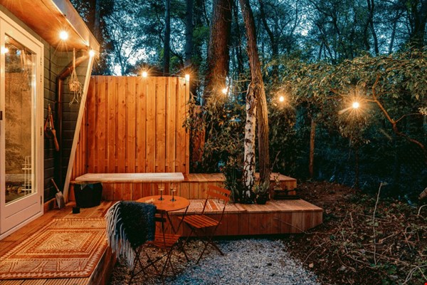5x bijzonder overnachten deze herfst: van boshuisje tot privé-eiland